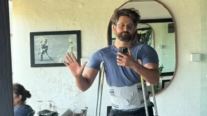 hrithik-roshan-suffering-with-scoliosis-disease-revealed-through-an-instagram-post